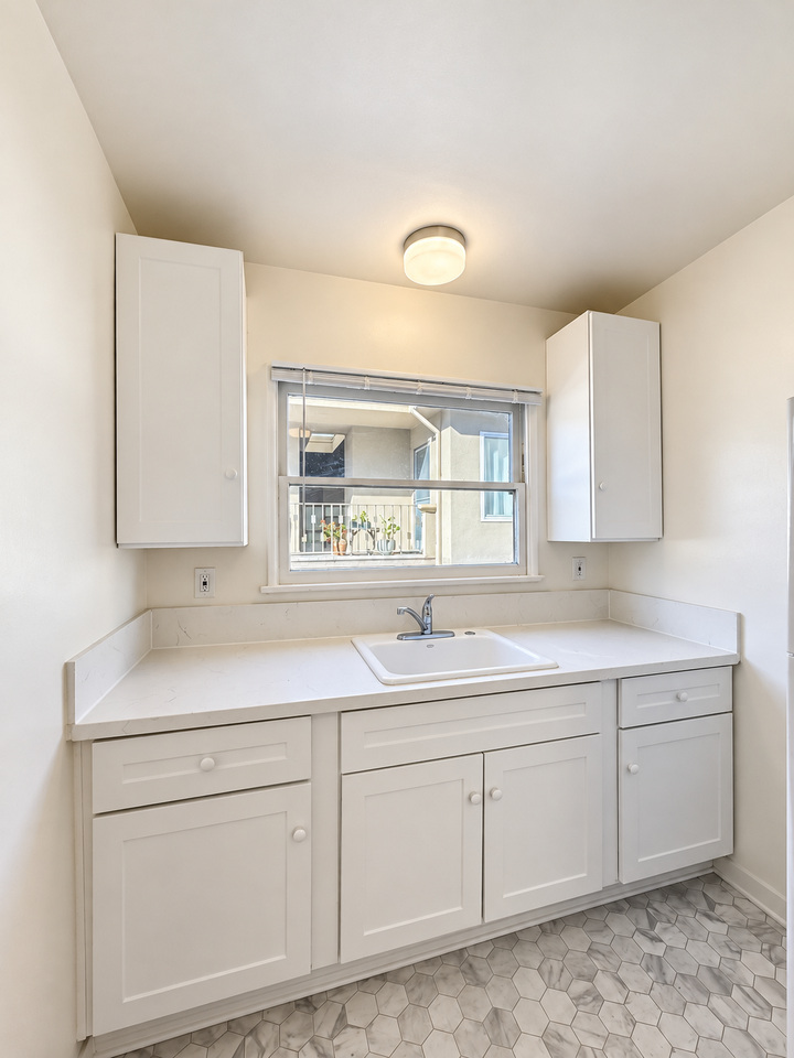 2148 N Beachwood Dr #2 - Photo 6 of 13