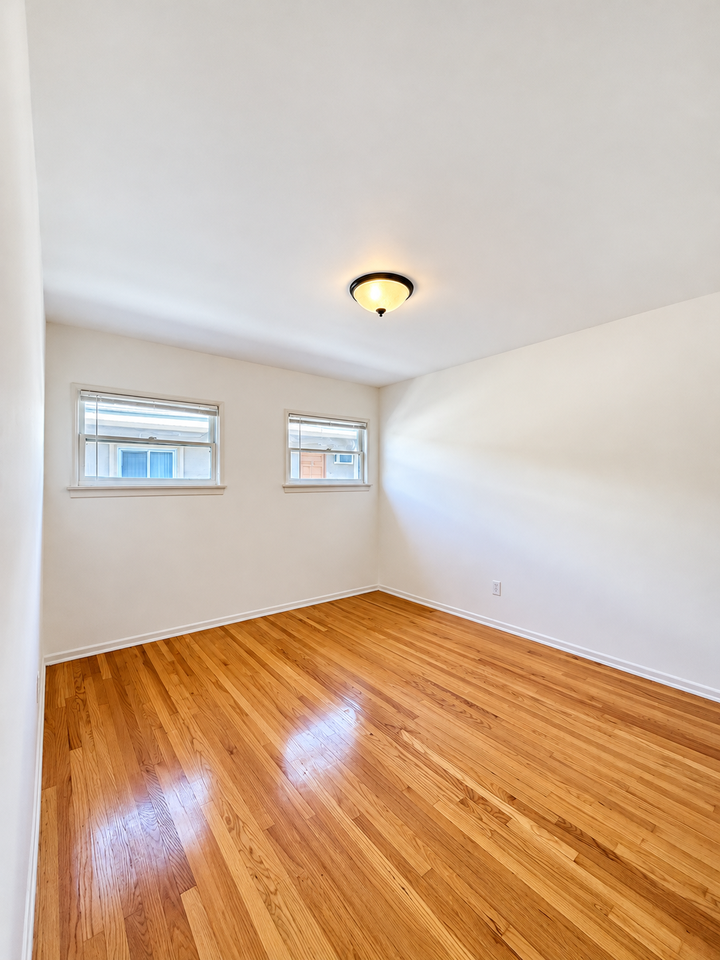 2146 N Beachwood Dr #4 - Photo 4 of 13