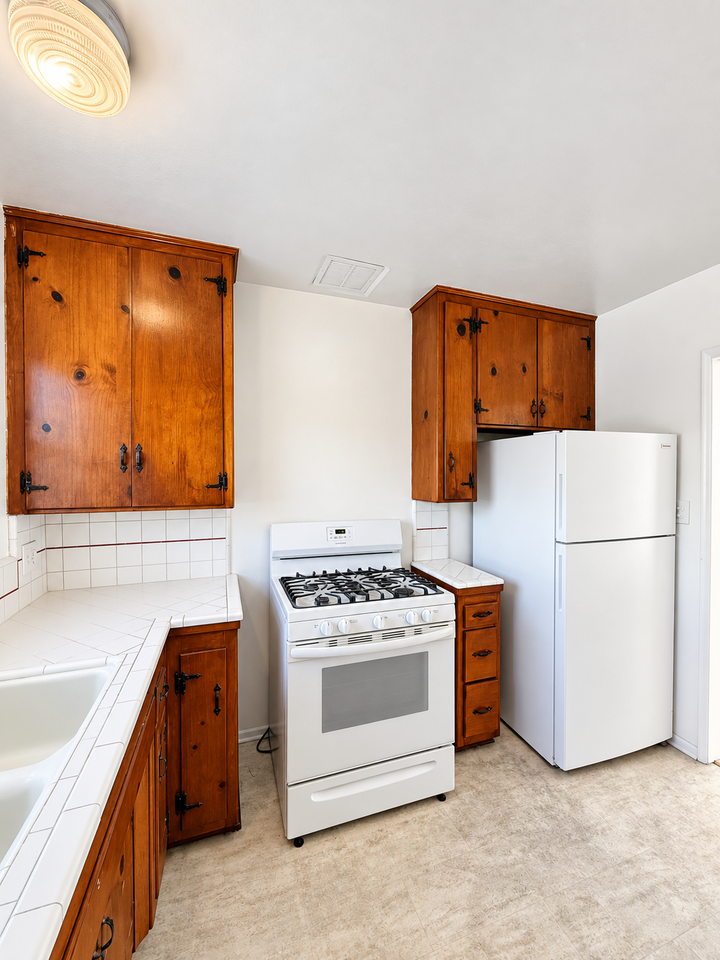 2146 N Beachwood Dr #4 - Photo 5 of 13