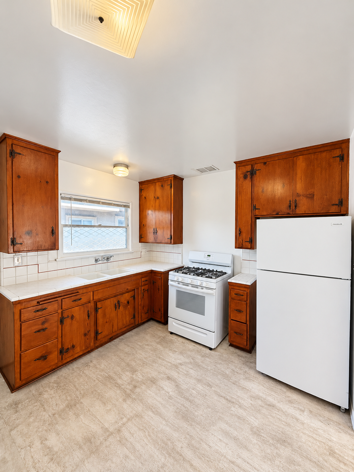 2146 N Beachwood Dr #4 - Photo 6 of 13