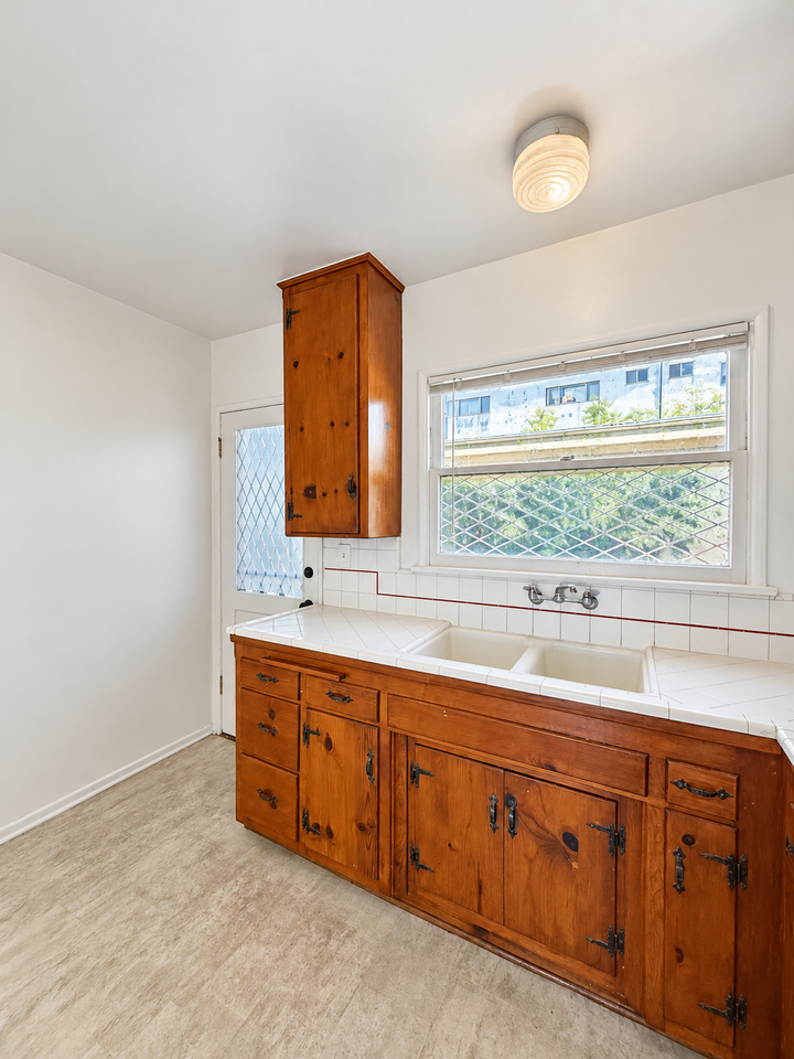 2146 N Beachwood Dr #4 - Photo 7 of 13