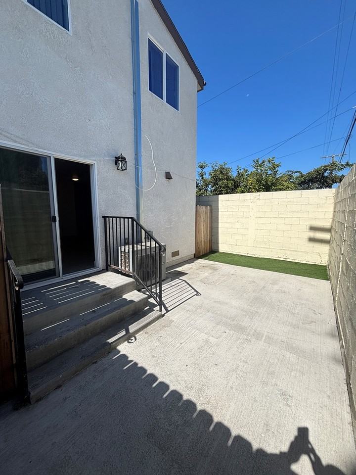 521 1/2 West 77th Street - Photo 7 of 18