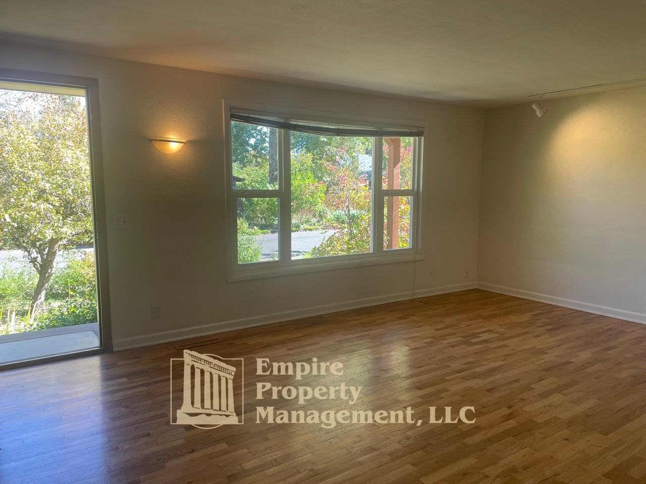 1090 Corydon St #1 - Photo 4 of 26