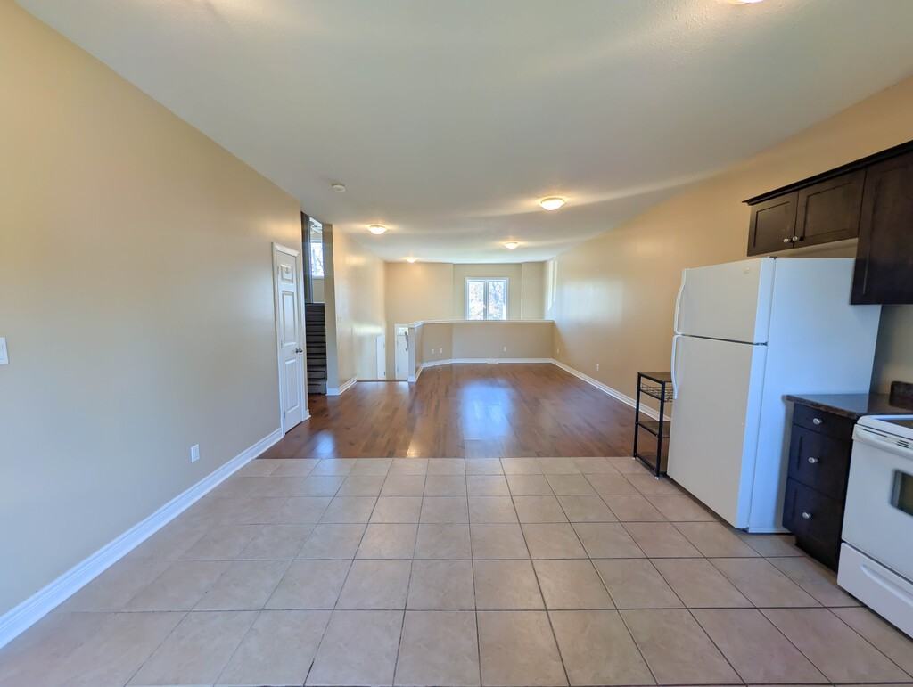 22 Carleton Street North - Photo 3 of 19