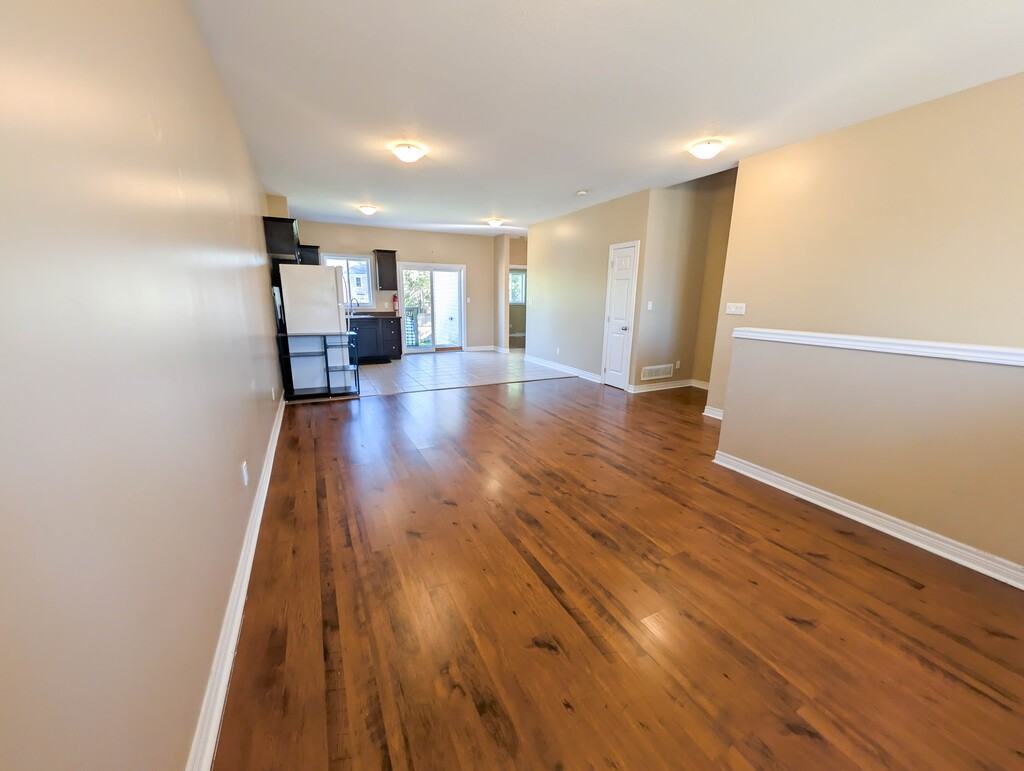 22 Carleton Street North - Photo 4 of 19