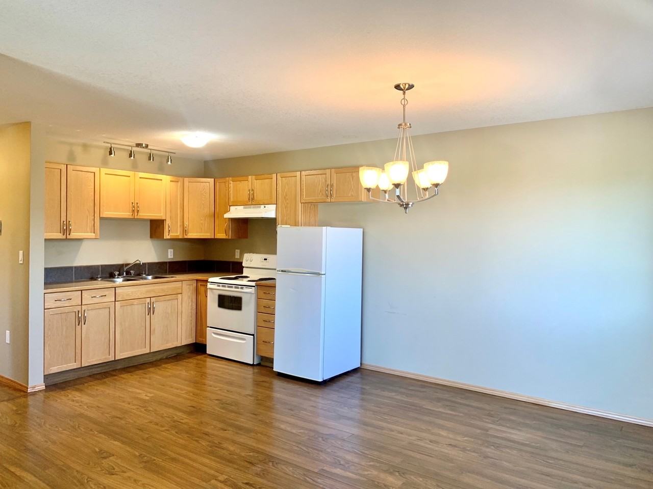 4010 49 Ave - Photo 2 of 6