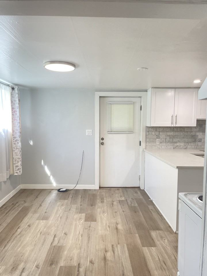 1695 Cedar Cres - Photo 4 of 20