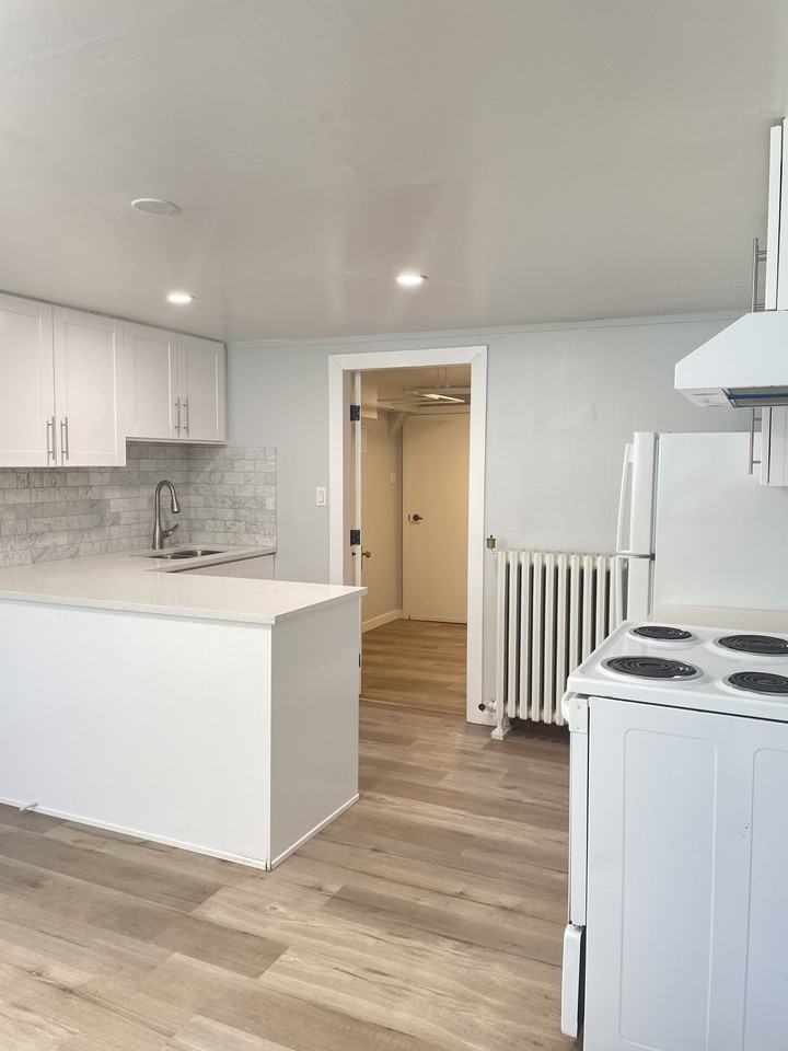 1695 Cedar Cres - Photo 5 of 20
