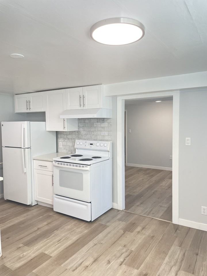 1695 Cedar Cres - Photo 6 of 20