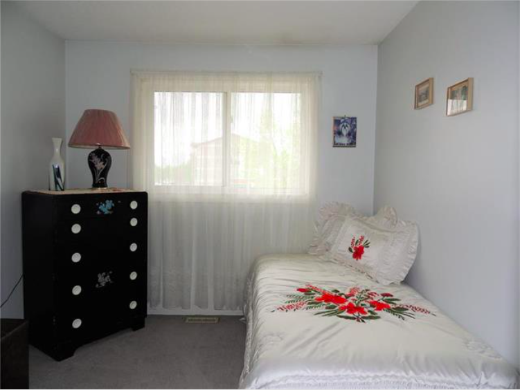 863 Sheppard St - Photo 3 of 21