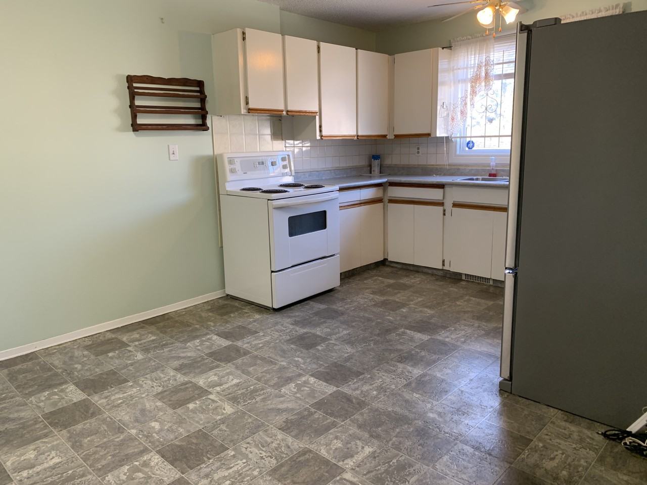 863 Sheppard St - Photo 7 of 21