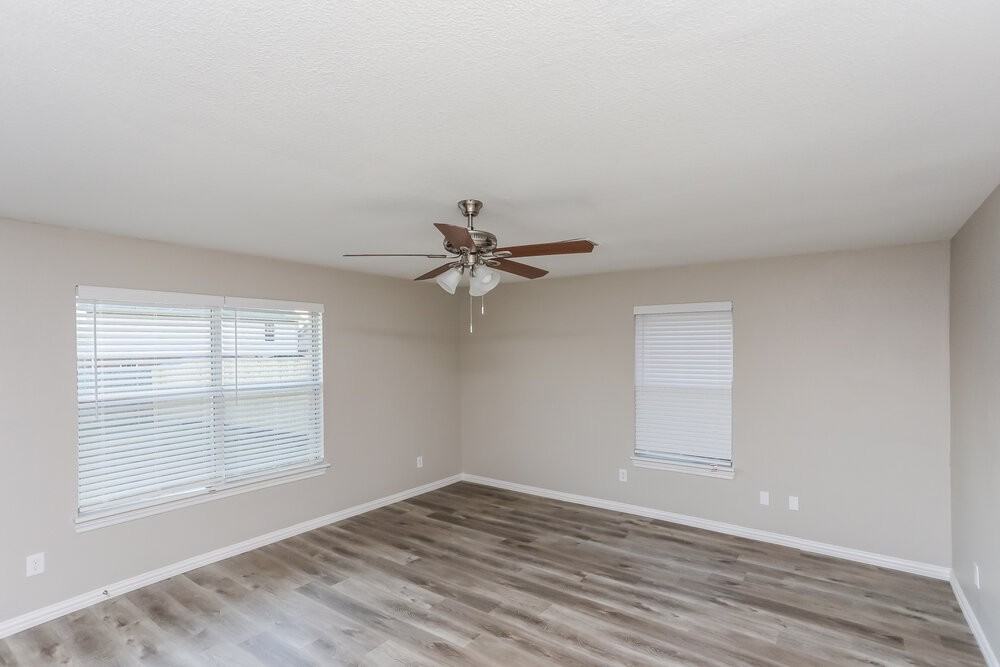 1018 Bainbridge Ln - Photo 4 of 17