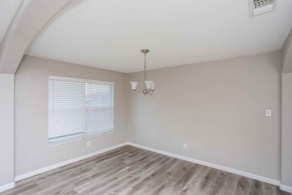 1018 Bainbridge Ln - Photo 5 of 17