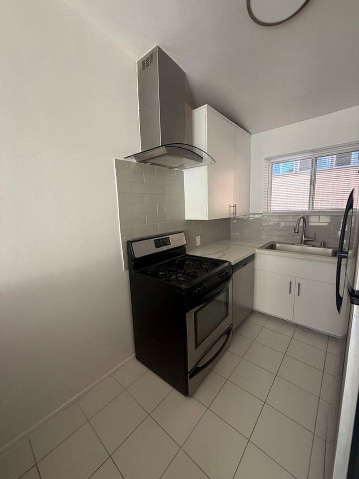 1326 N Flores Street - Photo 6 of 10