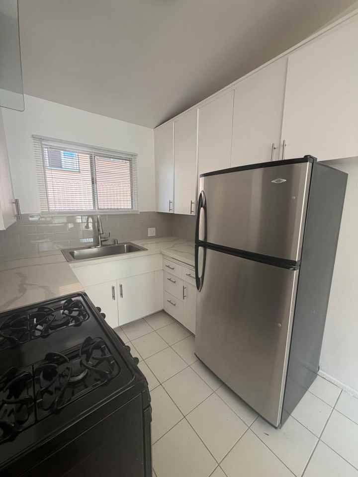 1326 N Flores Street - Photo 7 of 10