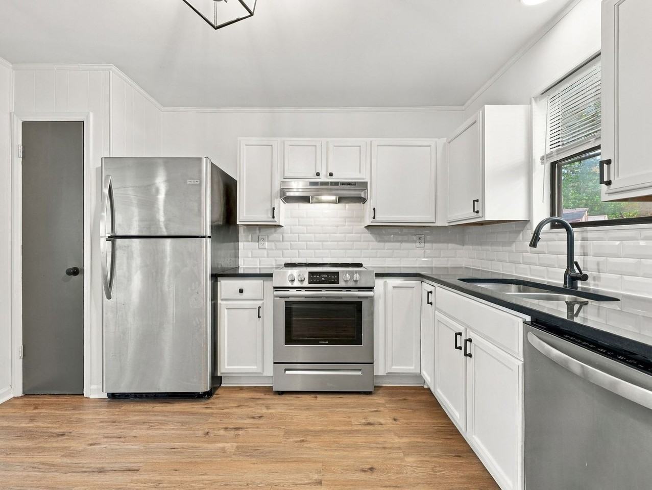 100 Ravenwood Dr #B - Photo 5 of 20