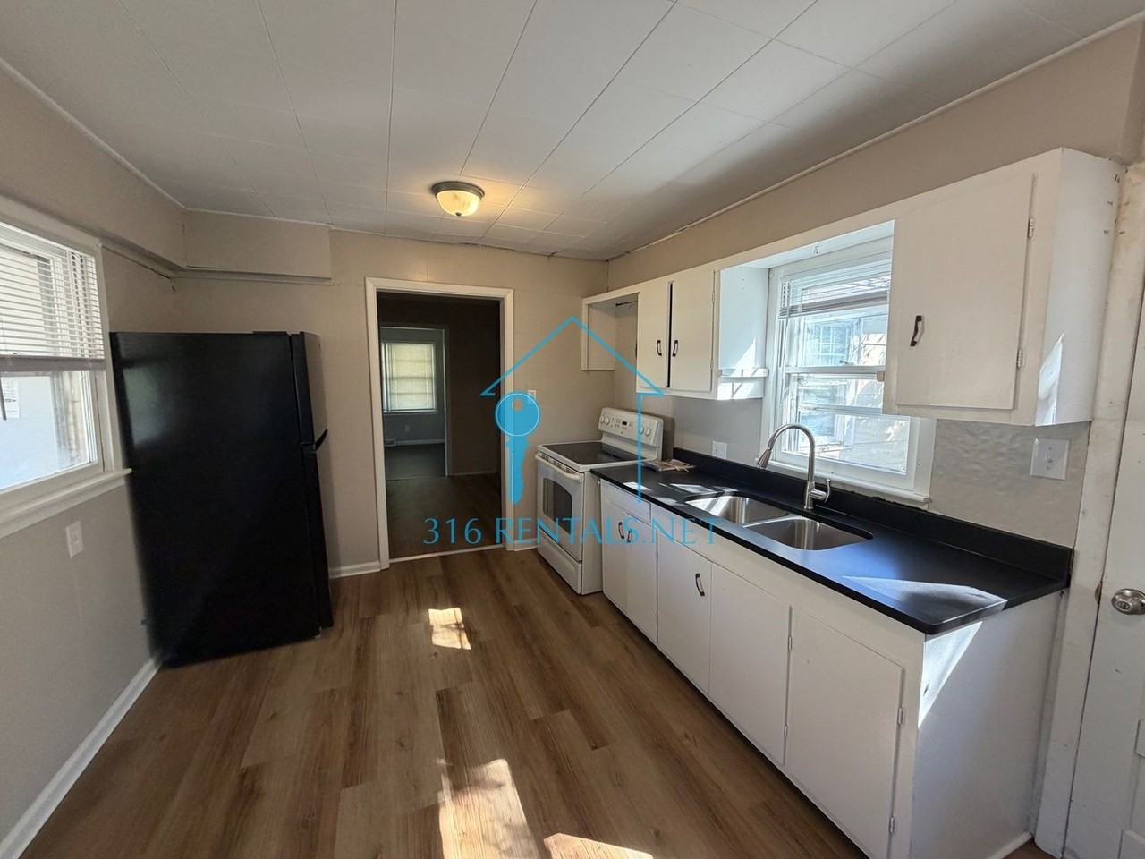 957 N Old Manor Rd - Photo 4 of 11