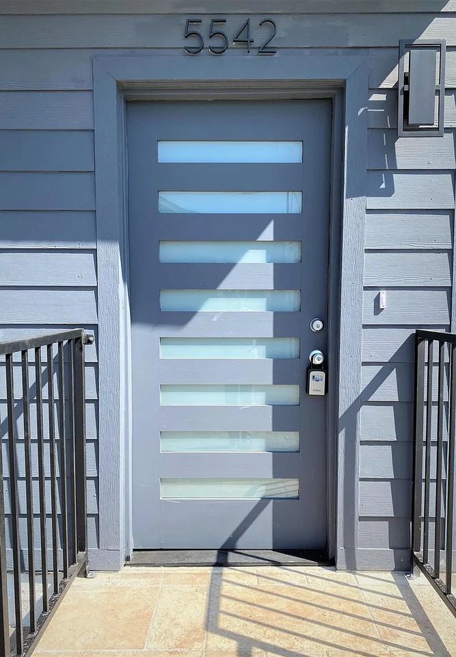 5542 Romaine Street - Photo 2 of 18