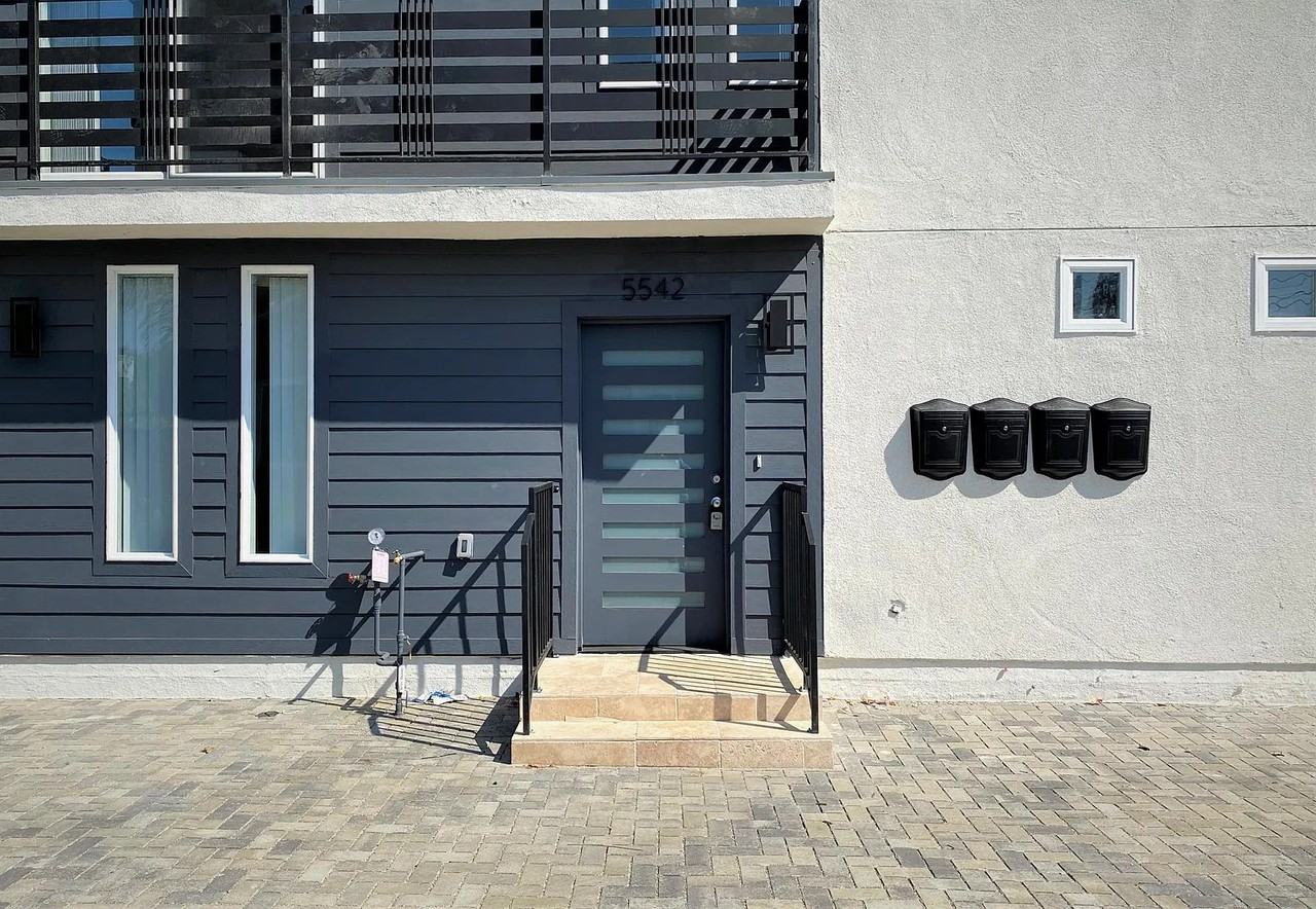 5542 Romaine Street - Photo 4 of 18
