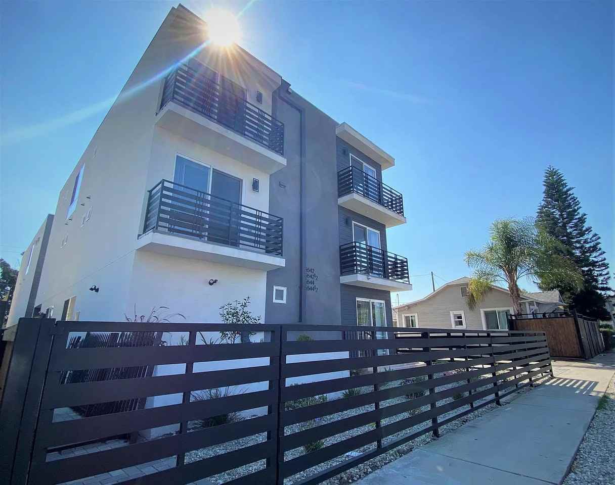 5542 Romaine Street - Photo 5 of 18