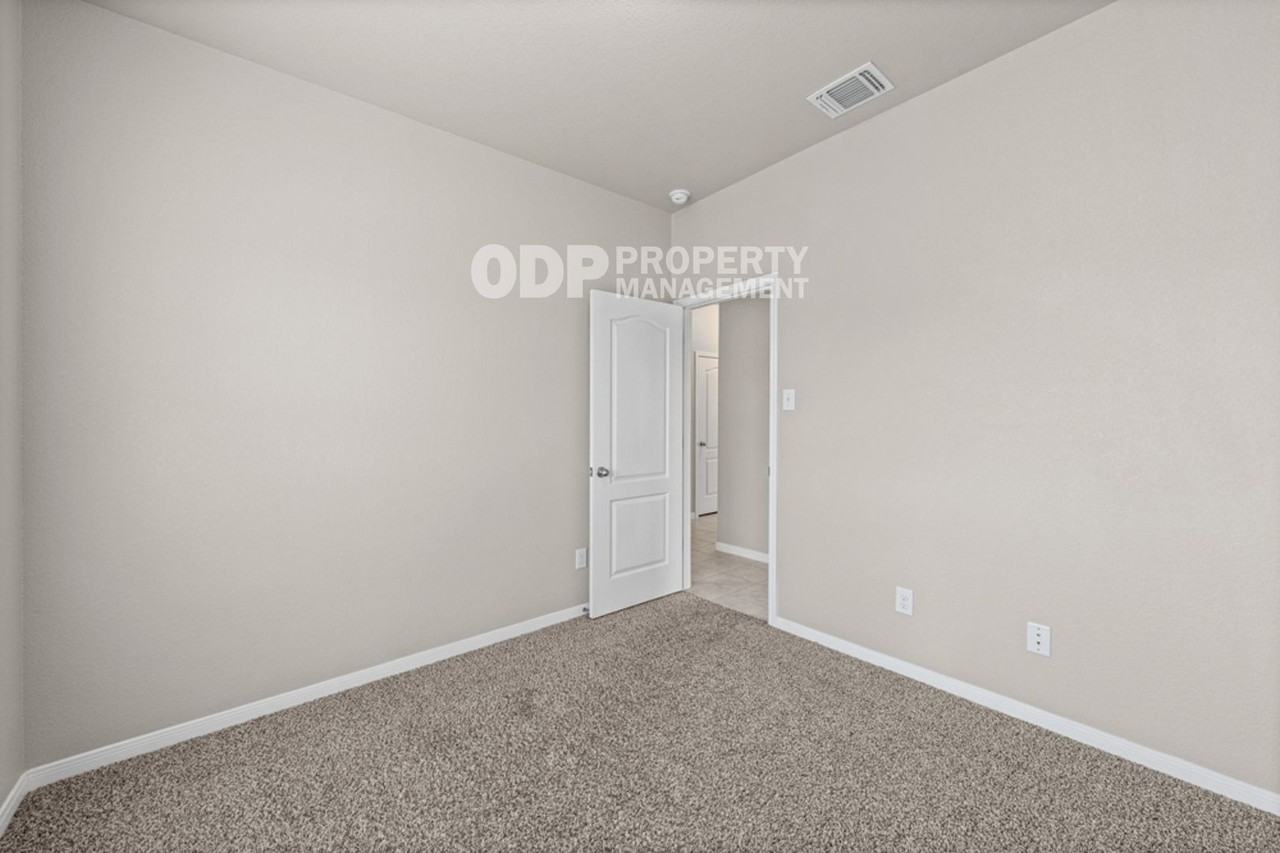 2324 Petersburg Ln - Photo 5 of 27