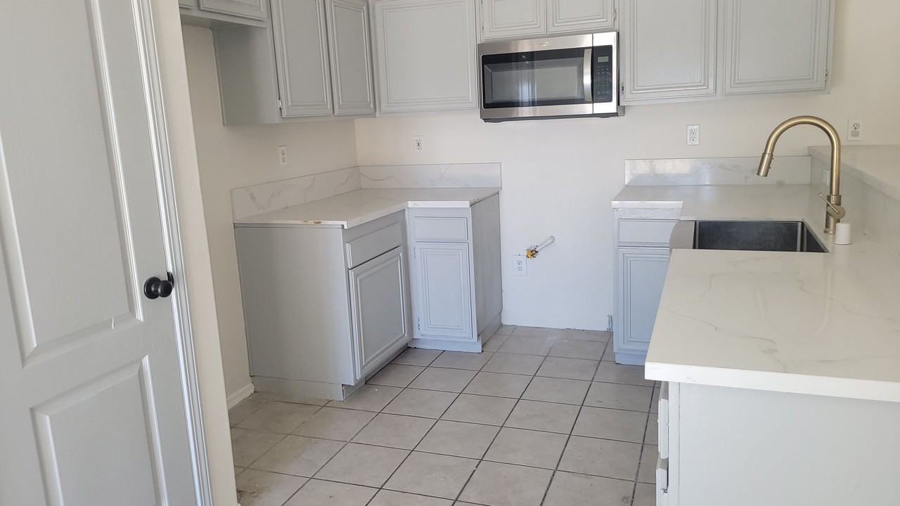 5806 Bridge Creek Ave - Photo 5 of 13