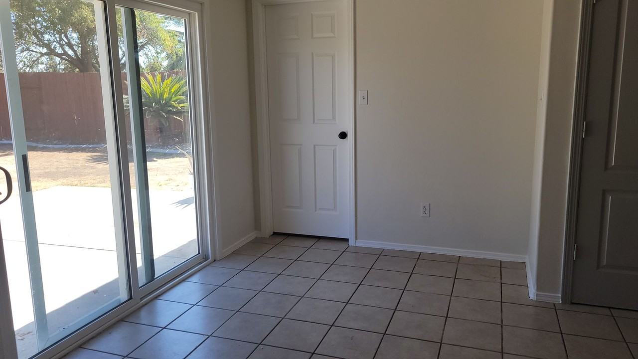 5806 Bridge Creek Ave - Photo 6 of 13