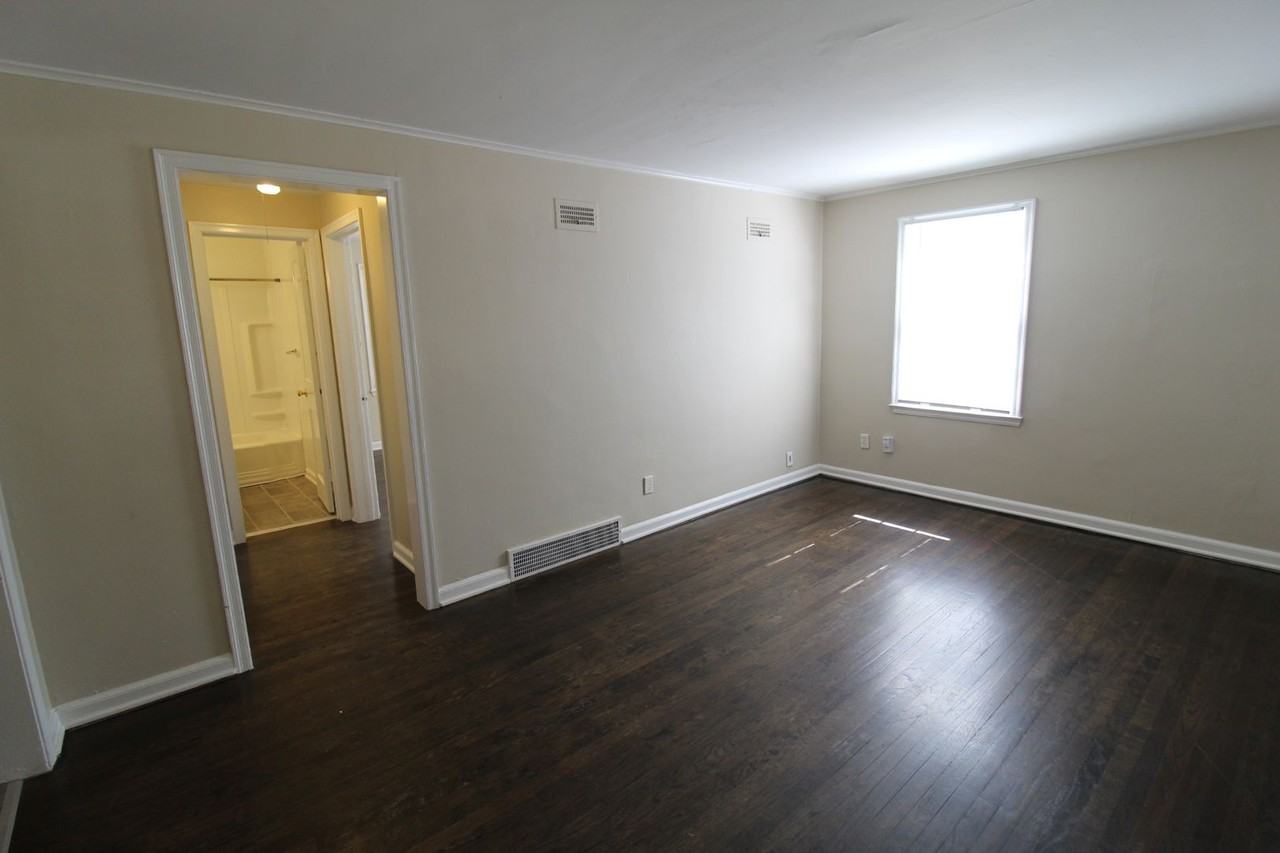 4412 S Parkway Dr - Photo 2 of 6