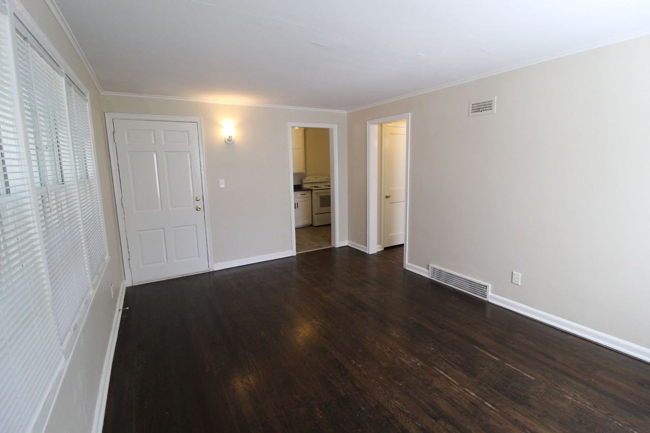4412 S Parkway Dr - Photo 3 of 6