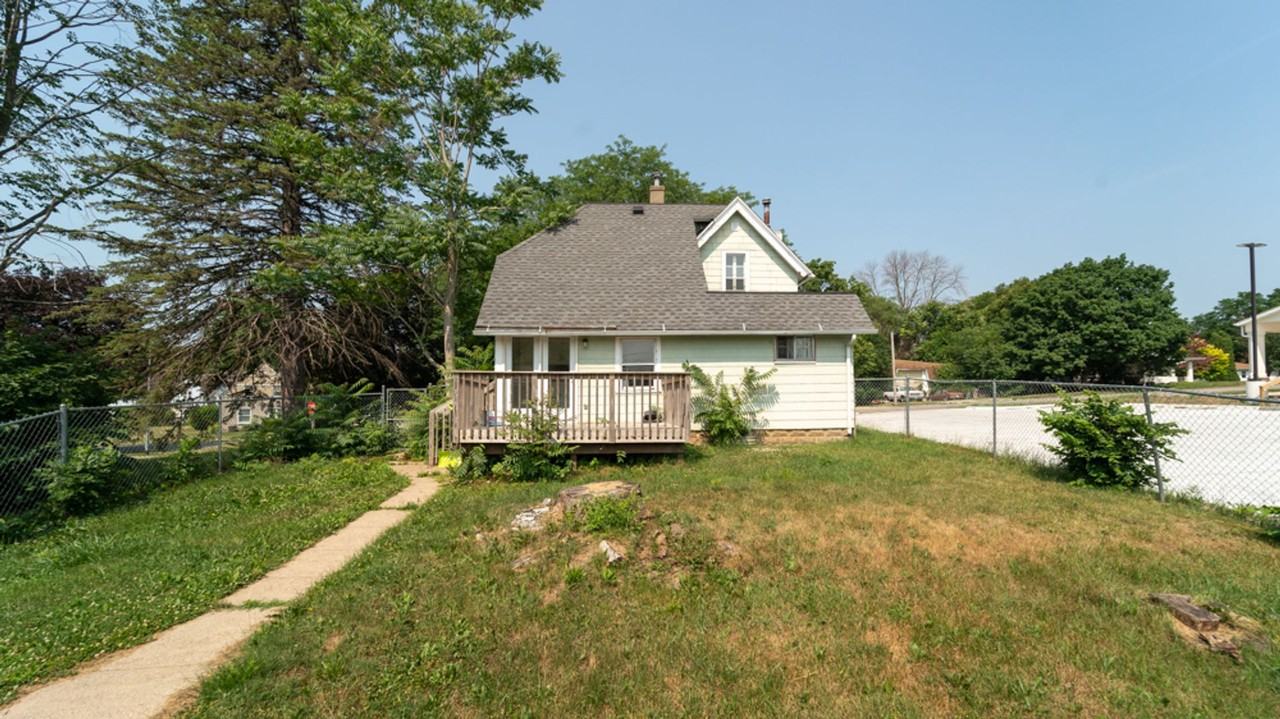 1322 Walnut St - Photo 5 of 22