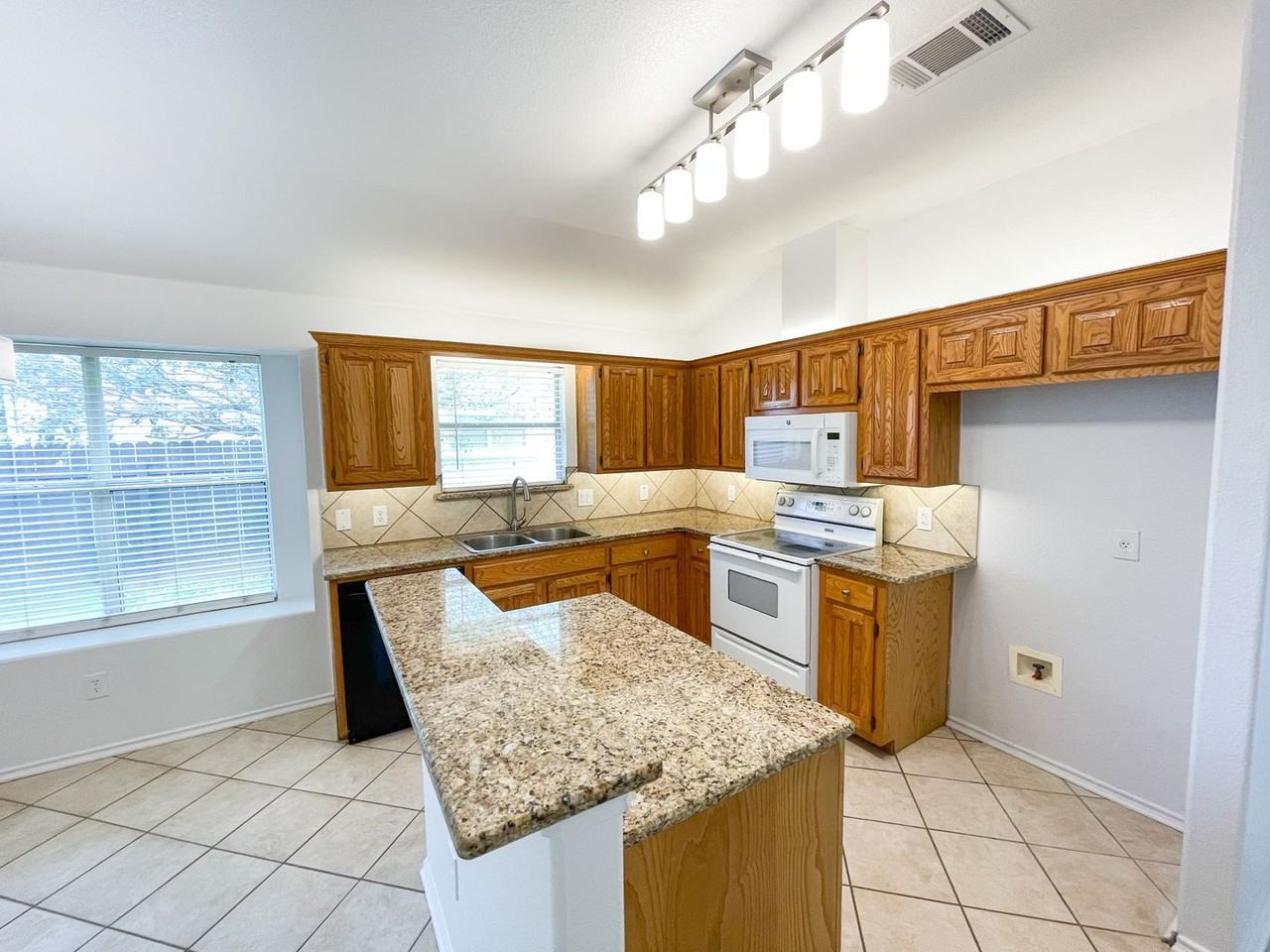 1800 Timberwood Dr - Photo 7 of 33