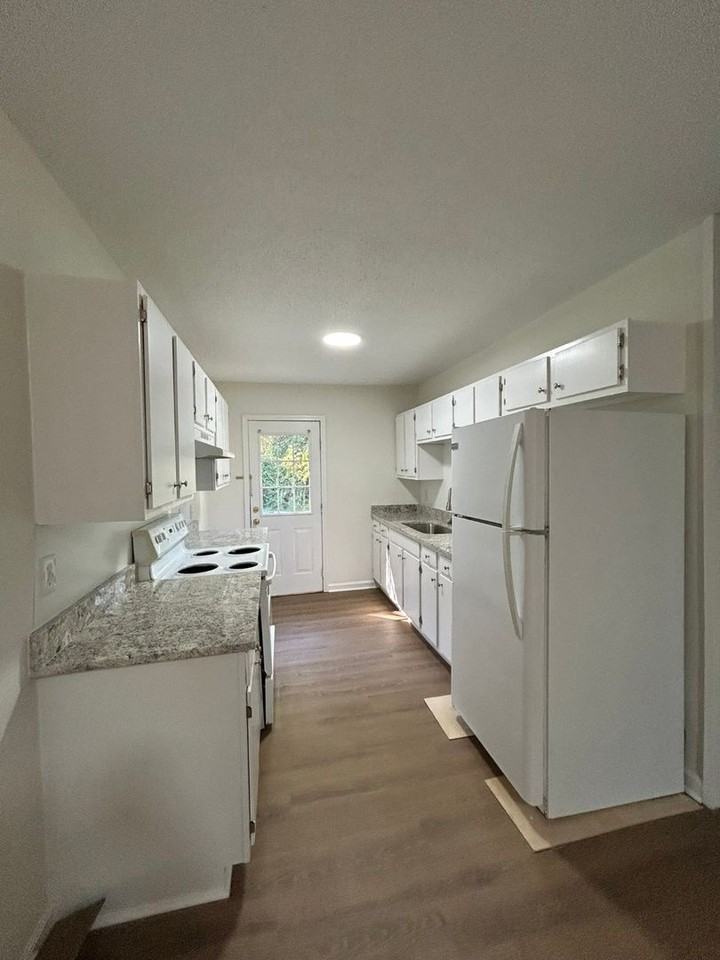 2480 Tindal Rd - Photo 4 of 15