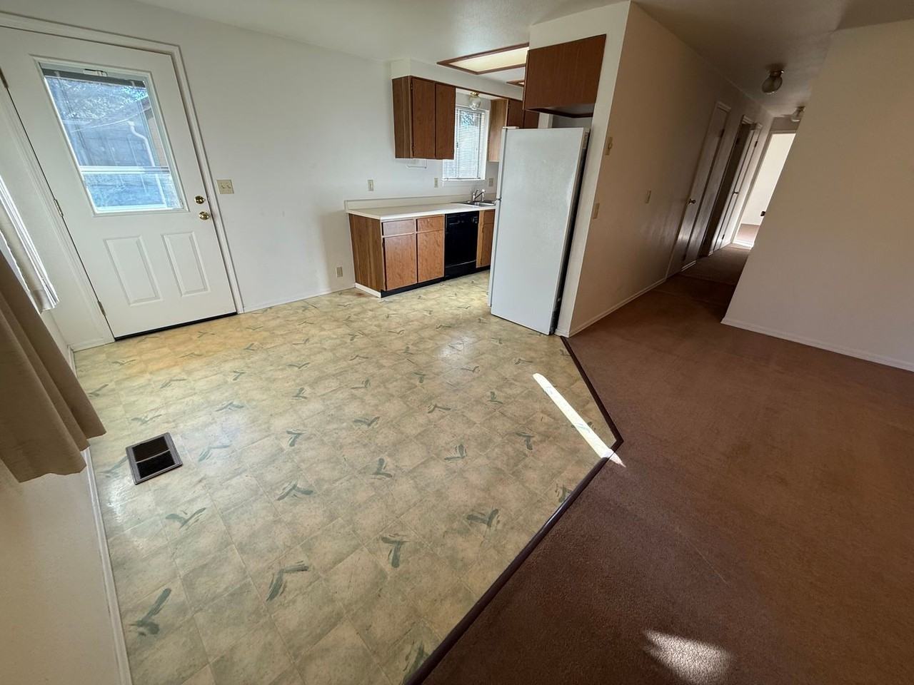 1469 Nw Kingston Ave - Photo 3 of 11