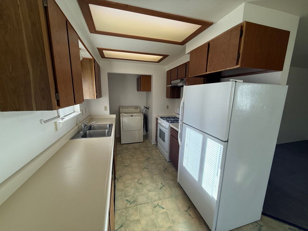 1469 Nw Kingston Ave - Photo 4 of 11