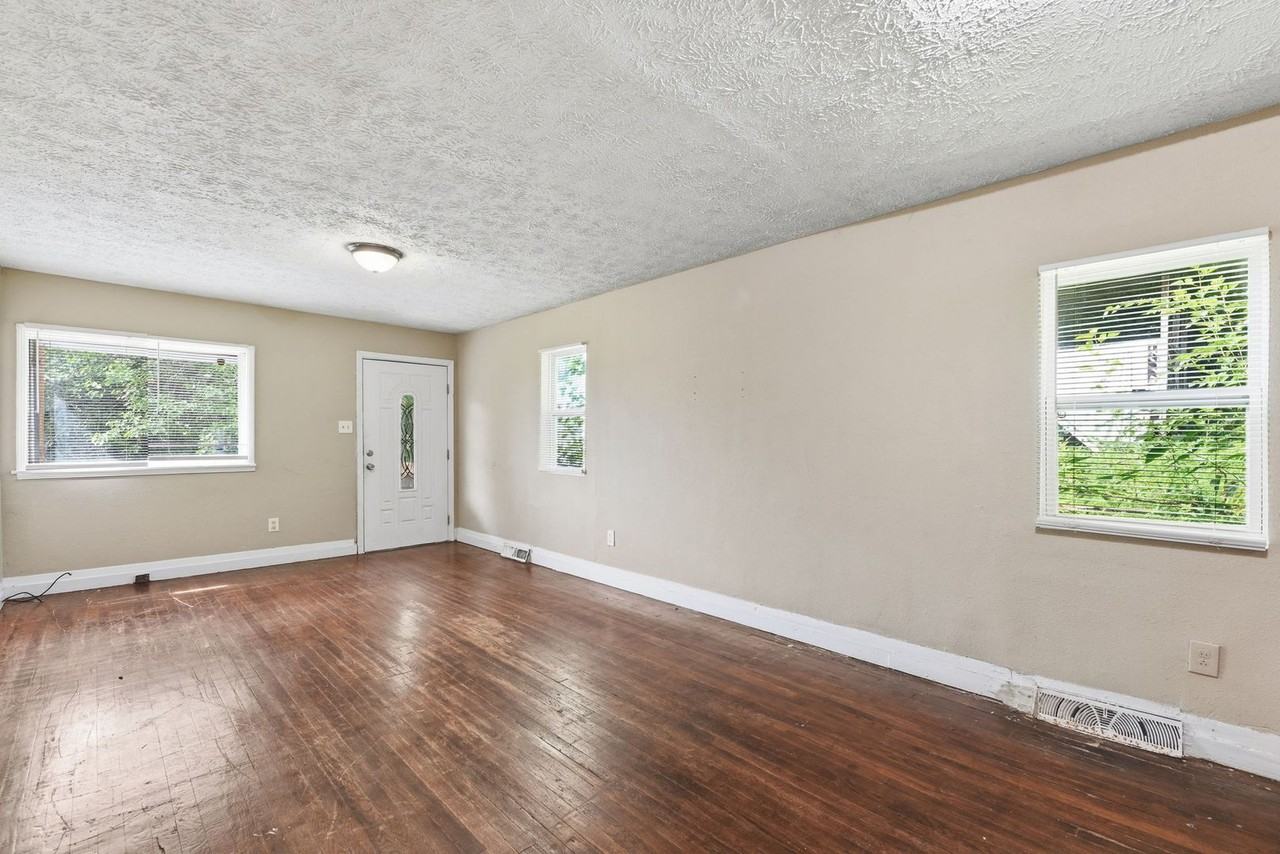 2541 Brown Ave - Photo 4 of 20