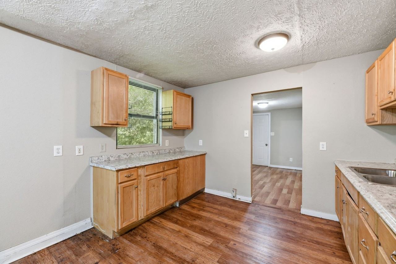 2541 Brown Ave - Photo 5 of 20