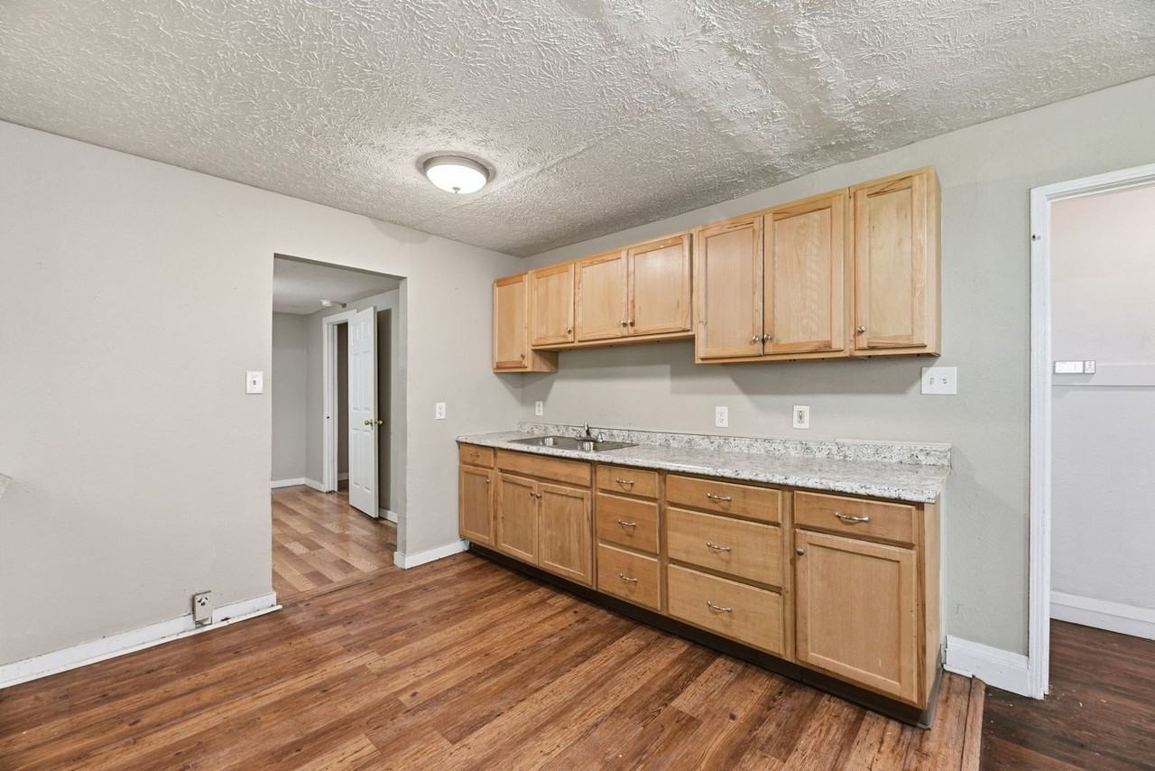 2541 Brown Ave - Photo 6 of 20