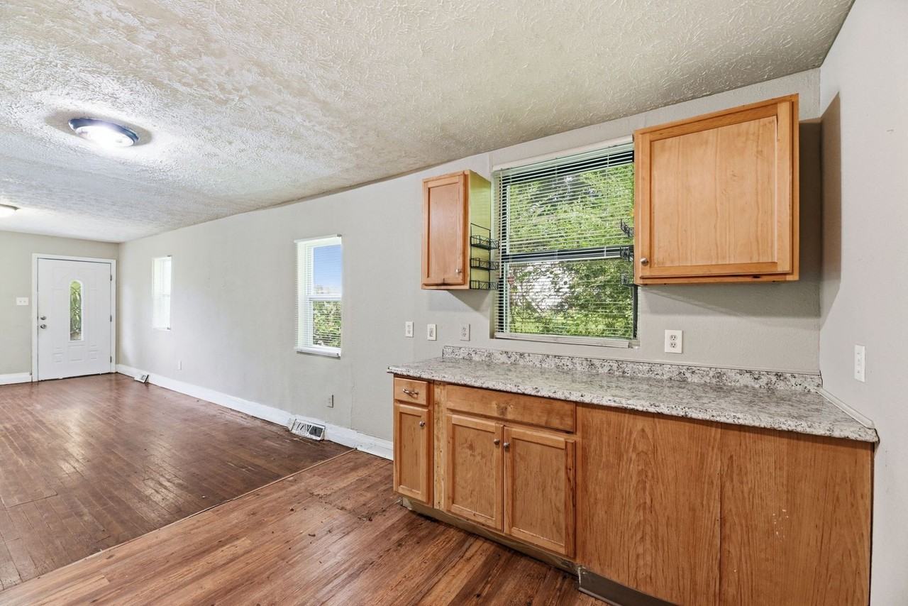 2541 Brown Ave - Photo 7 of 20