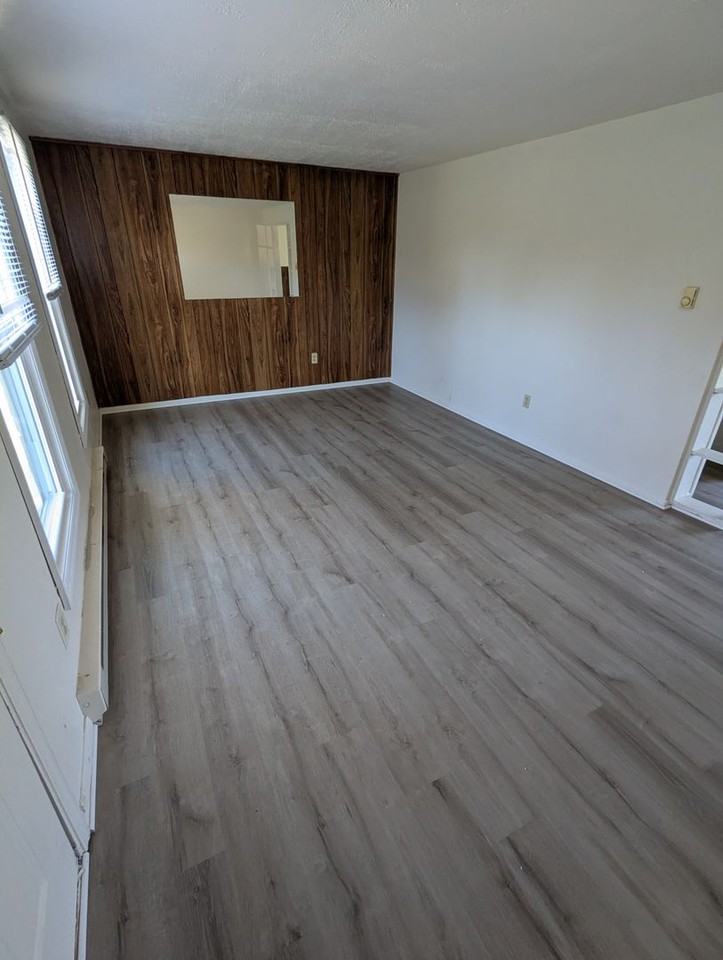 230 Surrey Ct - Photo 2 of 14