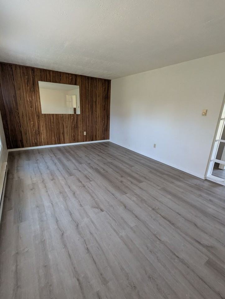 230 Surrey Ct - Photo 3 of 14