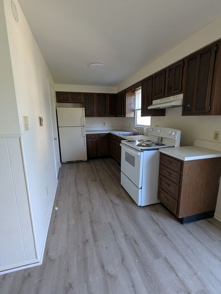 230 Surrey Ct - Photo 4 of 14