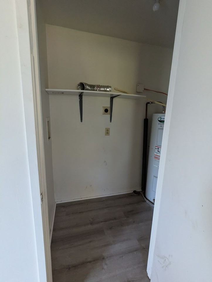 230 Surrey Ct - Photo 6 of 14