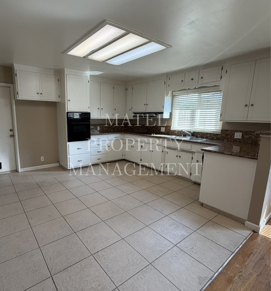 1526 Maplewood Dr - Photo 3 of 16