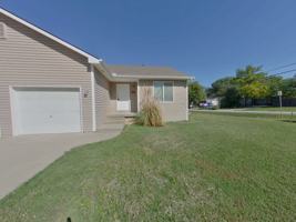 featured image of 1020 W Clyde St