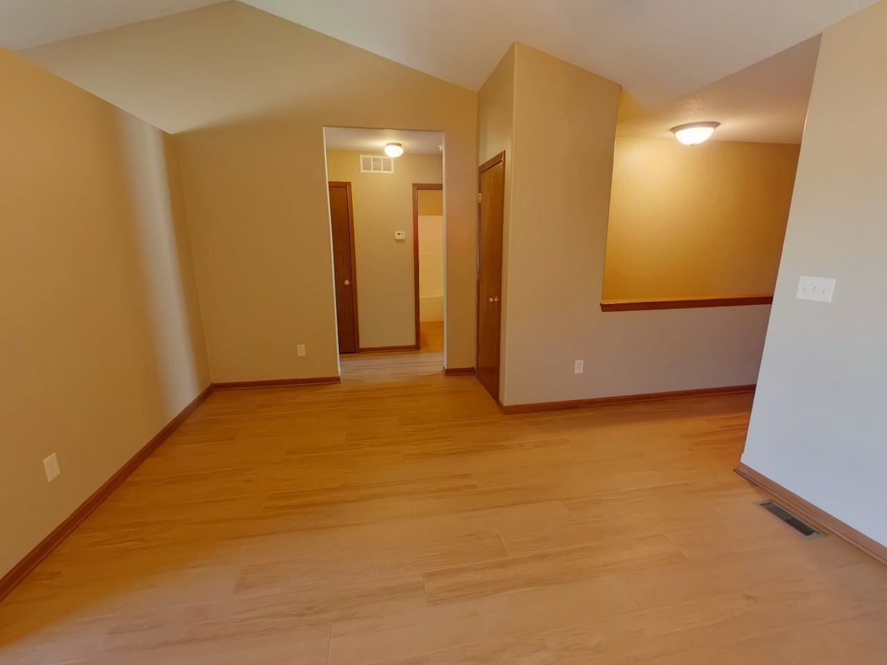 1020 W Clyde St - Photo 4 of 17