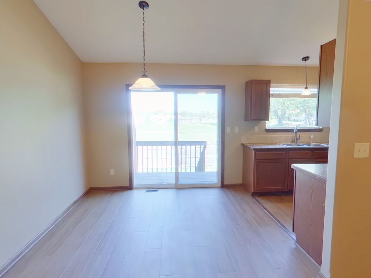 1020 W Clyde St - Photo 5 of 17