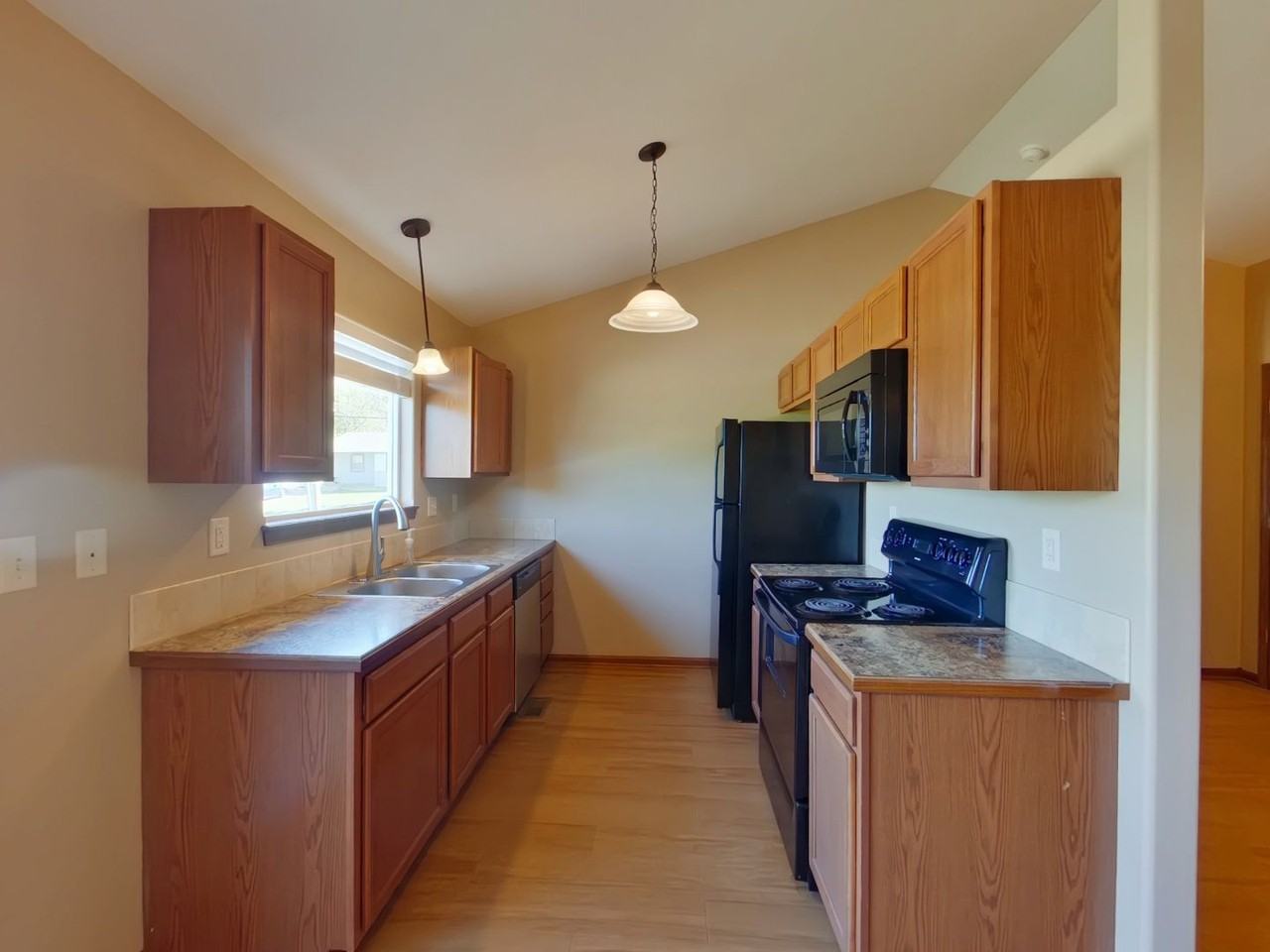 1020 W Clyde St - Photo 6 of 17