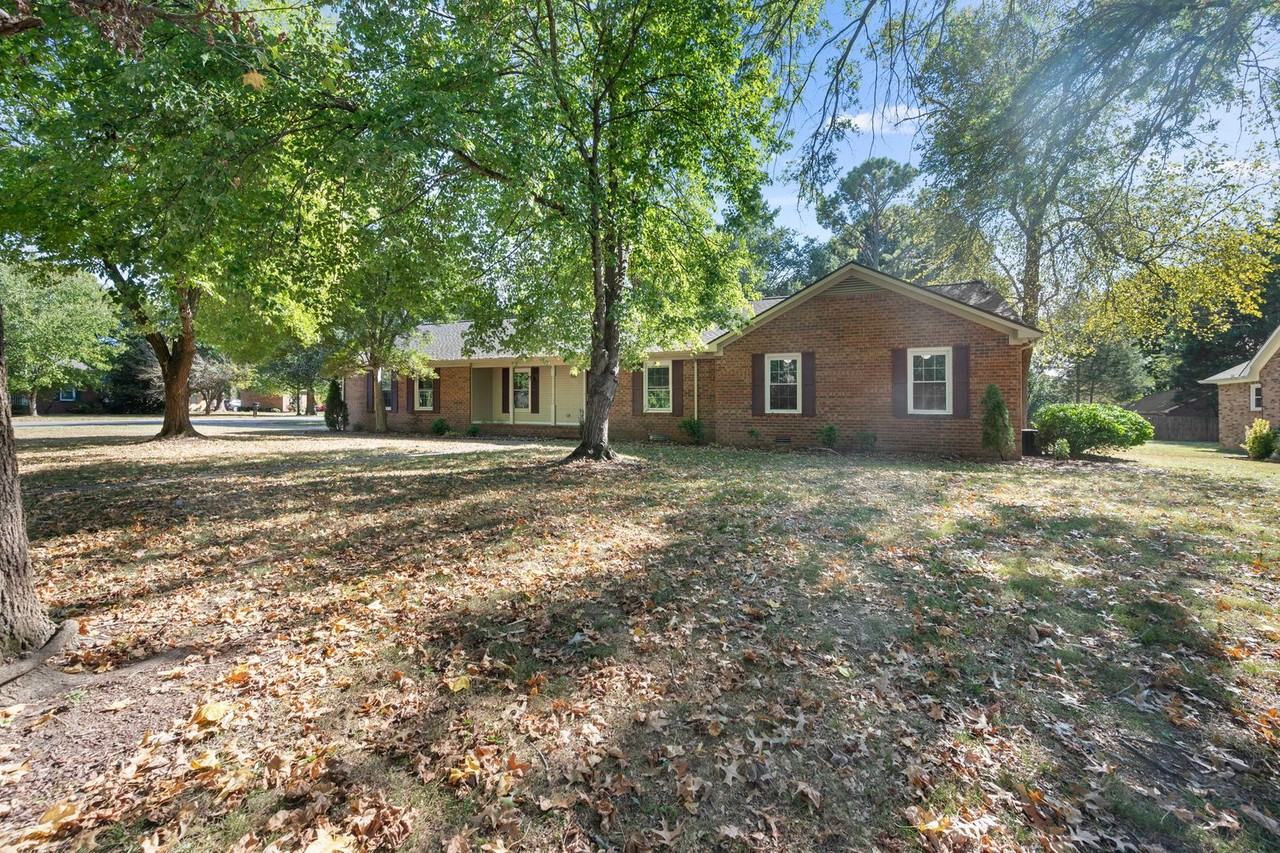 703 Princess Ct - Photo 3 of 38