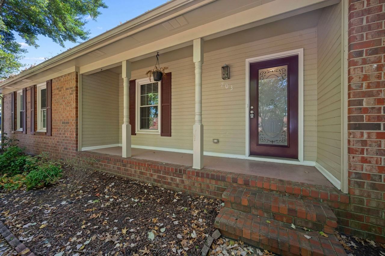 703 Princess Ct - Photo 4 of 38