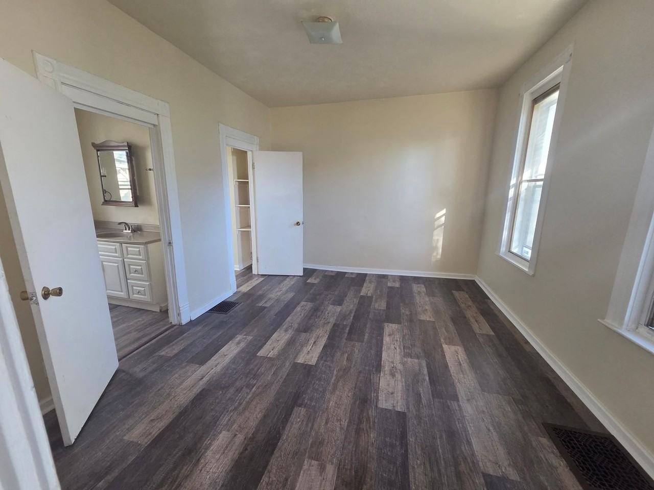 219 W 16th St - Photo 3 of 6